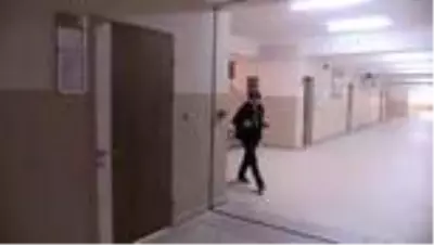 Piyanonun tuşlarına kendi besteleri için basıyor