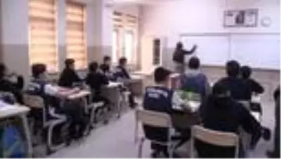 Piyanonun tuşlarına kendi besteleri için basıyor Piyanonun tuşlarına kendi besteleri için basıyor