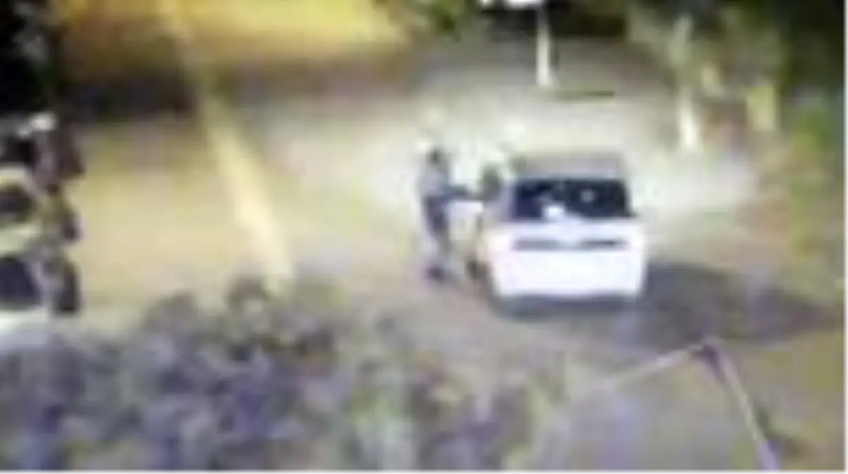 Polis memuru, denetimden kaçan aracı direksiyonuna tutunarak durdurdu