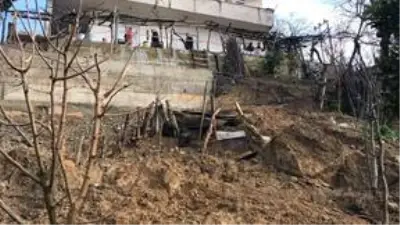 Zonguldak'ta heyelan nedeniyle bir bina tedbir amacıyla boşaltıldı Zonguldak'ta heyelan nedeniyle bir bina tedbir amacıyla boşaltıldı