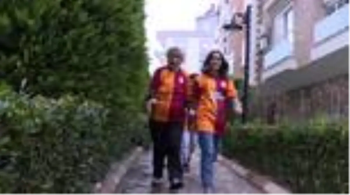 80 yaşındaki Gönül teyze futbol aşkıyla şaşırtıyor