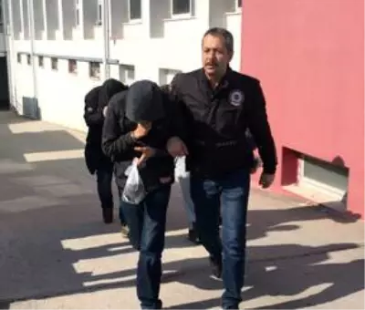 Adana'da uyuşturucu operasyonunda yakalanan 8 zanlıdan 3'ü tutuklandı Adana'da uyuşturucu operasyonunda yakalanan 8 zanlıdan 3'ü tutuklandı