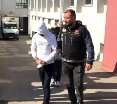 Adana'da uyuşturucu operasyonunda yakalanan 8 zanlıdan 3'ü tutuklandı Adana'da uyuşturucu operasyonunda yakalanan 8 zanlıdan 3'ü tutuklandı