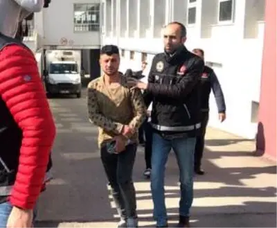 Adana'da uyuşturucu operasyonunda yakalanan 8 zanlıdan 3'ü tutuklandı Adana'da uyuşturucu operasyonunda yakalanan 8 zanlıdan 3'ü tutuklandı