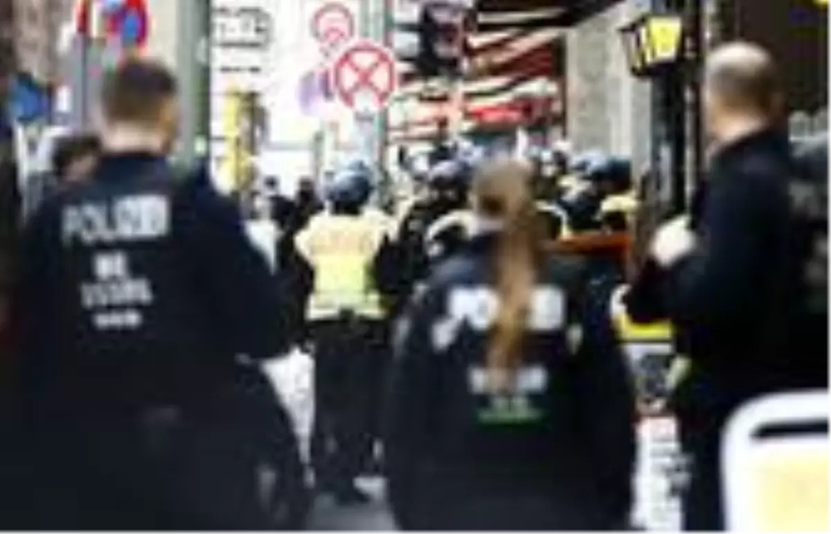 Almanya’da araç karnaval alanına daldı: 15 yaralı