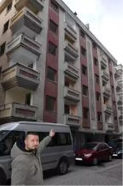 Avcılar'daki 4 ay önce mühürlenen bina henüz yıkılmadı; çevre sakinleri endişeli