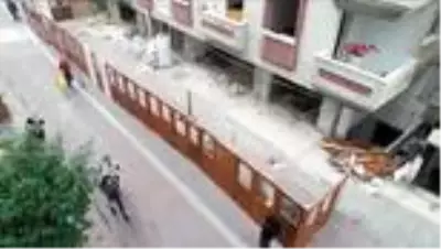 Avcılar'daki 4 ay önce mühürlenen bina henüz yıkılmadı; çevre sakinleri endişeli