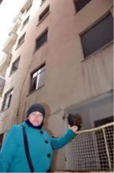 Avcılar'daki 4 ay önce mühürlenen bina henüz yıkılmadı; çevre sakinleri endişeli