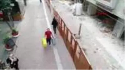 Avcılar'daki 4 ay önce mühürlenen bina henüz yıkılmadı; çevre sakinleri endişeli