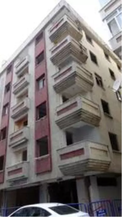 Avcılar'daki 4 ay önce mühürlenen bina henüz yıkılmadı; çevre sakinleri endişeli
