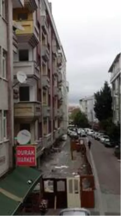 Avcılar'daki 4 ay önce mühürlenen bina henüz yıkılmadı; çevre sakinleri endişeli