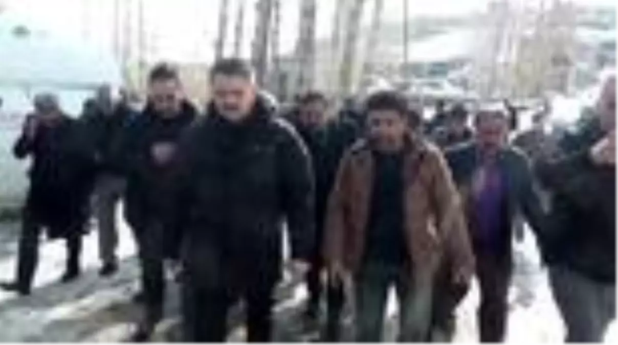 Bakan Pakdemirli, Başkale'de depremden etkilenen mahalleleri ziyaret etti