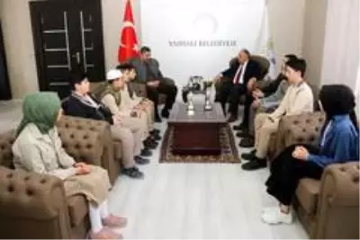 Başkan Öztürk İmam Hatipli öğrencileri makamında kabul etti