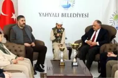 Başkan Öztürk İmam Hatipli öğrencileri makamında kabul etti
