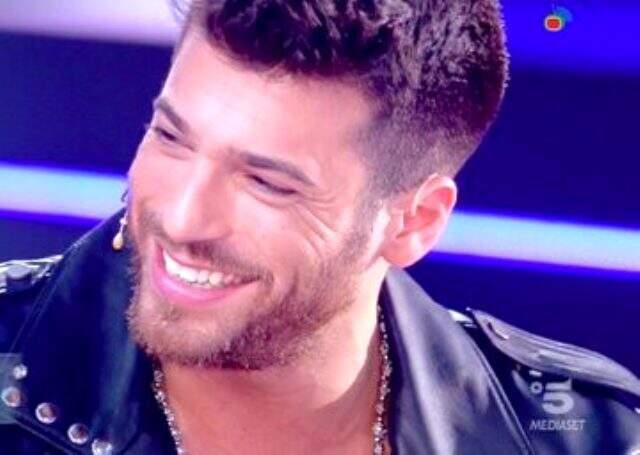 Can Yaman İtalya'da canlı yayına çıktı, programın reytingleri rekor kırdı