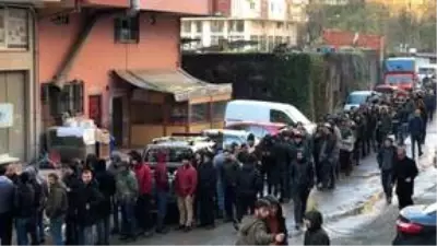 Rize'de 830 mevsimlik işçi alımını duyanlar gece yarısından itibaren kuyruğa girdi