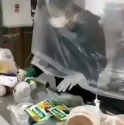Koronavirüs korkusunun zirve yaptığı Çin'de, market sahipleri brandanın arkasından alışveriş yapıyor Koronavirüs korkusunun zirve yaptığı Çin'de, market sahipleri brandanın arkasından alışveriş yapıyor