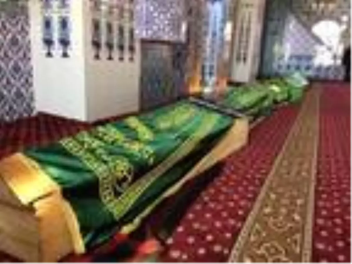 Depremde hayatını kaybeden 9 kişinin cenazeleri camiye getirildi