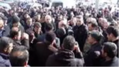Depremde hayatını kaybedenler için cenaze töreni düzenlendi (2) Depremde hayatını kaybedenler için cenaze töreni düzenlendi (2)