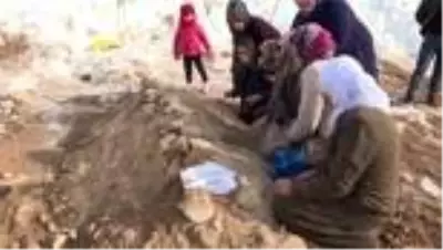 Depremde hayatını kaybedenler toprağa verildi (4)