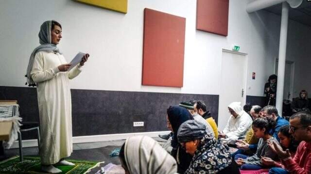 Fransa'da kadın imam, cemaate cuma namazı kıldırdı