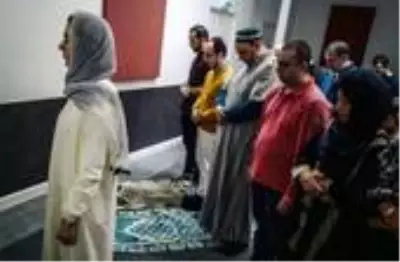 Fransa'da kadın imam, cemaate cuma namazı kıldırdı Fransa'da kadın imam, cemaate cuma namazı kıldırdı
