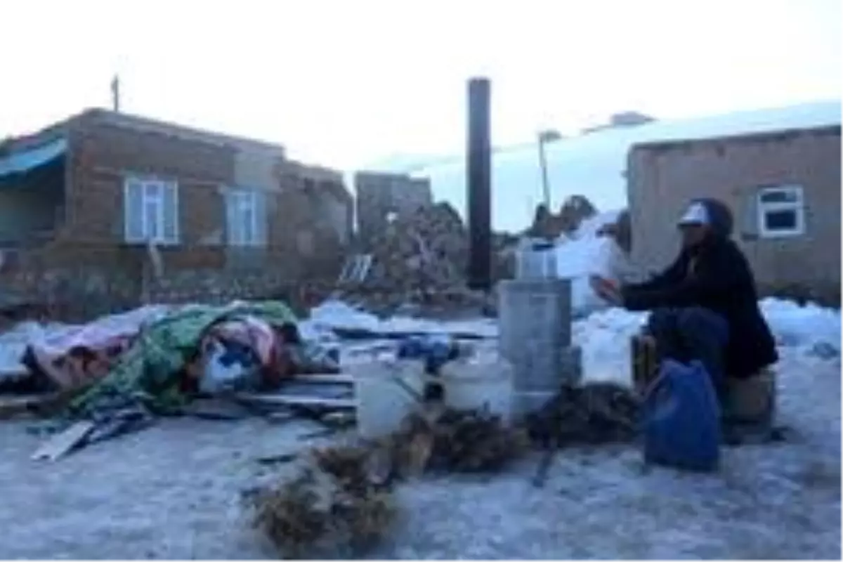 İran'da meydana gelen iki büyük deprem sonrası Özpınar Mahallesi'nde sağlam ev kalmadı