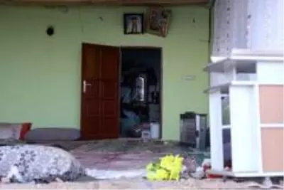 İran'da meydana gelen iki büyük deprem sonrası Özpınar Mahallesi'nde sağlam ev kalmadı.