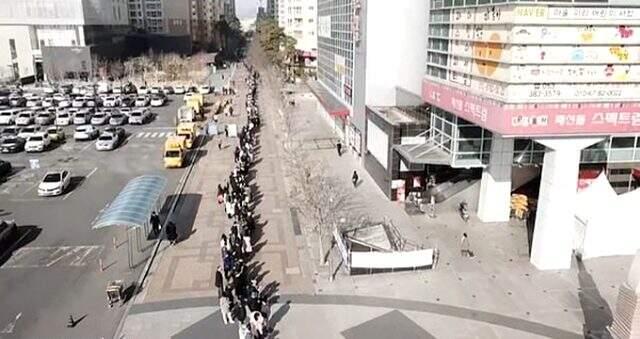 Kore'de koronavirüsten korunmak için maske sırasına girenler, uzun kuyruklar oluşturdu