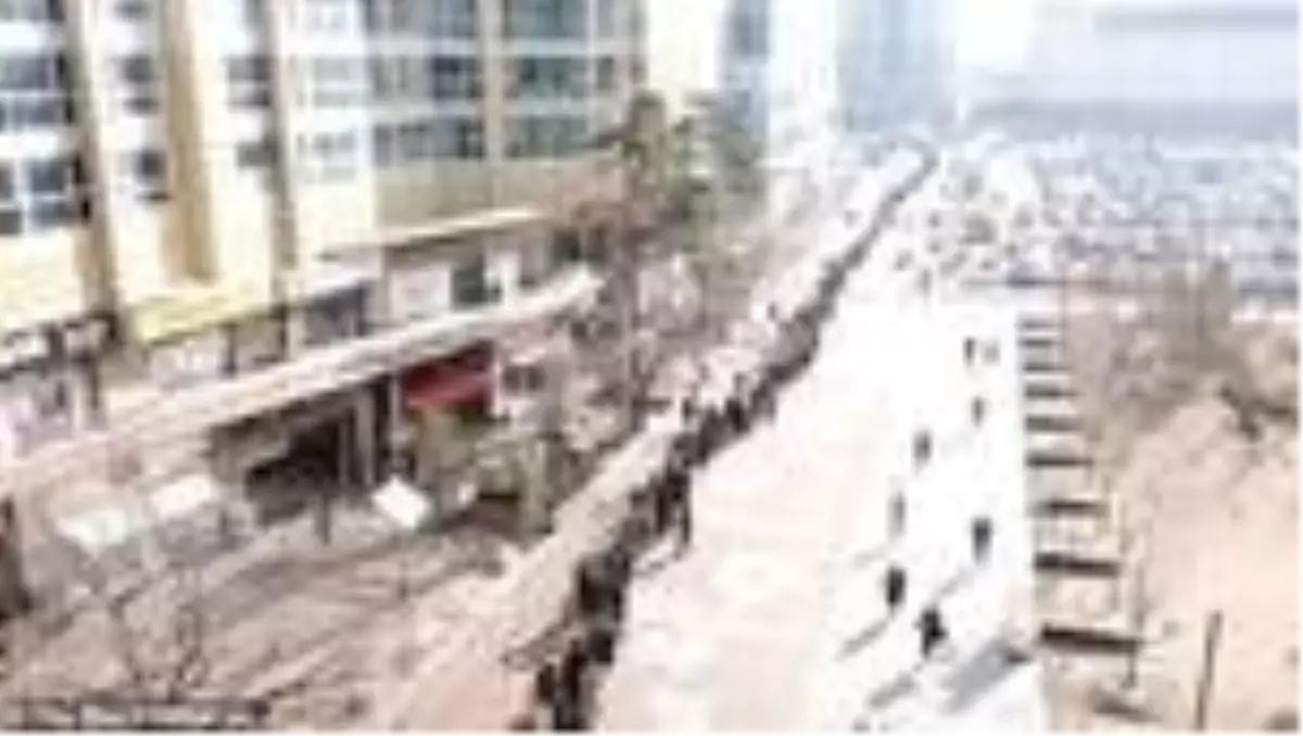 Kore'de koronavirüsten korunmak için maske sırasına girenler, uzun kuyruklar oluşturdu