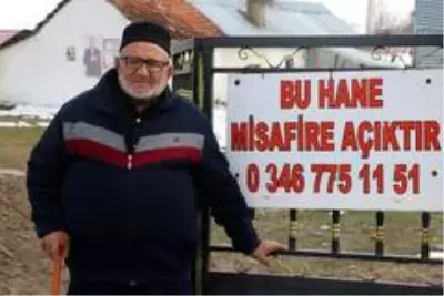Sivaslı Ethem Amca, astığı pankartla misafir ağırlama isteğini duyuruyor