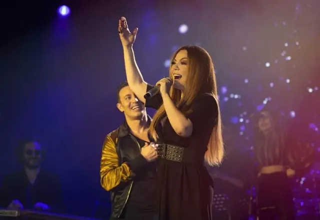 Mustafa Sandal, konserinde İzel'in hayalini gerçekleştirdi Mustafa Sandal, konserinde İzel'in hayalini gerçekleştirdi