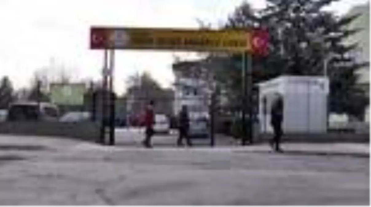 Okulun ilk ders zilinde depremde hayatını kaybeden arkadaşlarını andılar