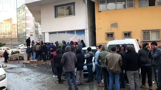 Rize'de 830 mevsimlik işçi alımını duyanlar gece yarısından itibaren kuyruğa girdi.