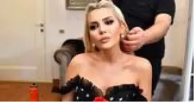 Selin Ciğerci, derin yırtmaçlı elbisesiyle kalça dansı yaptı