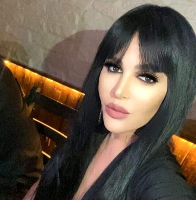 Selin Ciğerci, derin yırtmaçlı elbisesiyle kalça dansı yaptı