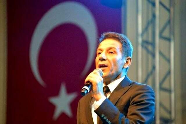 Ülkü Ocakları'nın düzenlediği gecede 2 grup birbirine girince sunucu kavgayı durdurmak için İstiklal Marşı'nı okudu.