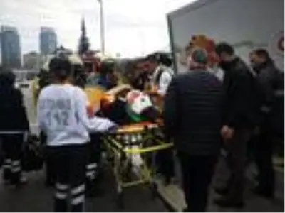 Üsküdar TEM Bağlantı yolunda kamyonet TIR'a arkadan çarptı Üsküdar TEM Bağlantı yolunda kamyonet TIR'a arkadan çarptı