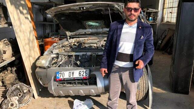 Yeni aldığı aracıyla canlı yayın yapan sürücü, şans eseri kurtuldu