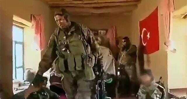 Afganistan'da bir köy evine giren Fransız askerler duvarda asılı Türk bayrağıyla karşılaştı.
