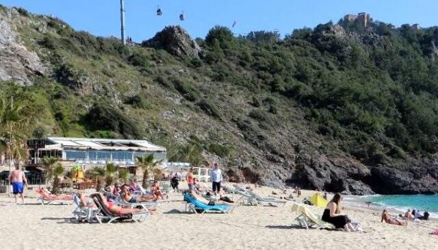 Alanya'da sıcak havanın tadını çıkaran vatandaşlar şubat ayında denize girdi