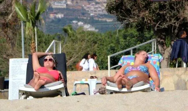 Alanya'da sıcak havanın tadını çıkaran vatandaşlar şubat ayında denize girdi
