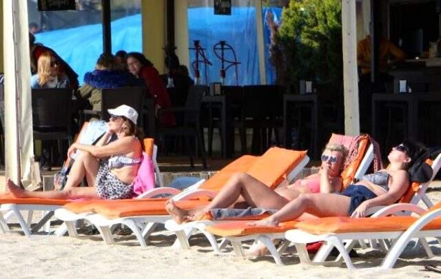 Alanya'da sıcak havanın tadını çıkaran vatandaşlar şubat ayında denize girdi