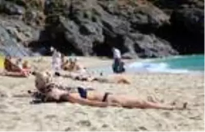 Alanya'da sıcak havanın tadını çıkaran vatandaşlar, şubat ayında denize girdi