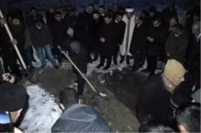 Almanya'daki ırkçı saldırıda hayatını kaybeden Gökhan Gültekin toprağa verildi