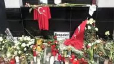 Almanya'daki ırkçı saldırıda ölen iki Türk vatandaşının cenazesi Türkiye'ye getirildi Almanya'daki ırkçı saldırıda ölen iki Türk vatandaşının cenazesi Türkiye'ye getirildi