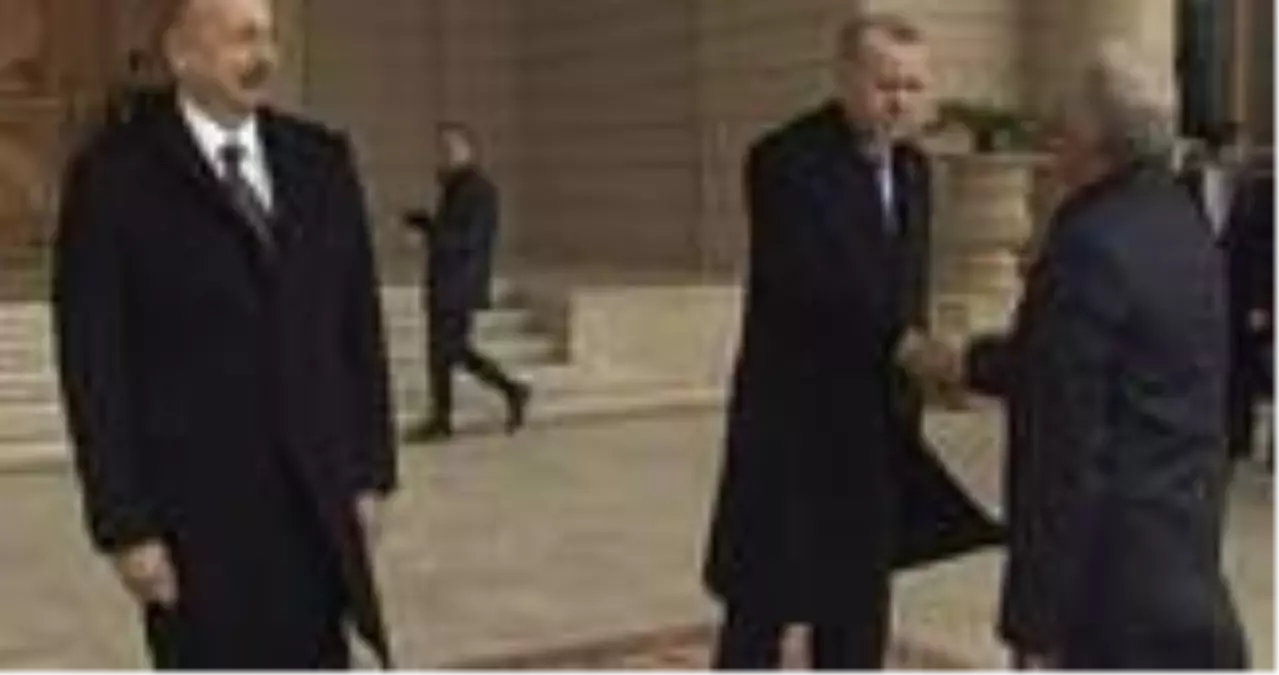 Azeri yetkilinin var gücüyle tokalaşması Cumhurbaşkanı Erdoğan’ı şaşırttı