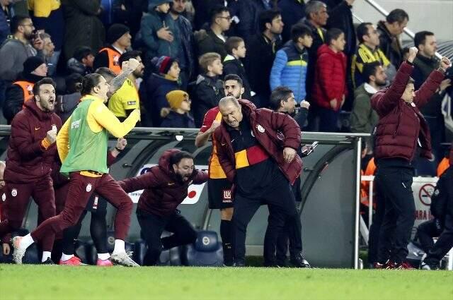 Fatih Terim, Fenerbahçe derbisinde totem yaparak, sahaya eşofman ve montla çıktı