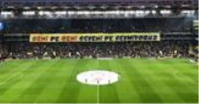 Galatasaray, 'Seni de seni seveni de sevmiyoruz' pankartı için suç duyurusunda bulunuyor