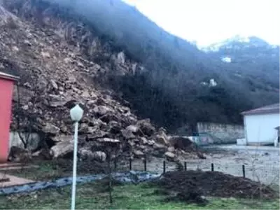 Gümüşhane'de heyelan, okulun bahçe duvarında hasara yol açtı